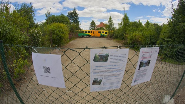 Olomouan pili o zkratku vedouc pes eleznin tra, protoe zchtralou lvku msto zavelo a poslze zbouralo. Plot, kter msto ohradil, ovem nkdo zakrtko prosthal a lid tudy chod dl.