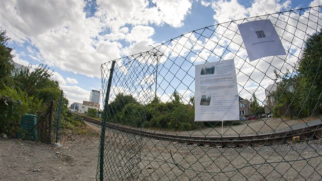 Olomouan pili o zkratku vedouc pes eleznin tra, protoe zchtralou lvku msto zavelo a poslze zbouralo. Plot, kter msto ohradil, ovem nkdo zakrtko prosthal a lid tudy chod dl.