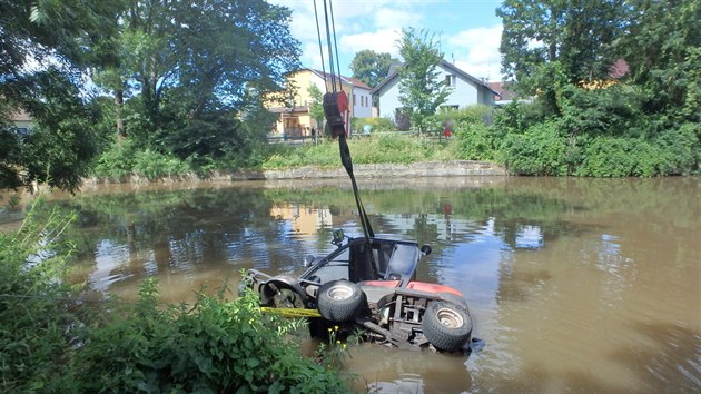 Hasii vytahovali jebem sekac traktor z rybnku ve Dvoe Krlov nad Labem (2.7.2018).
