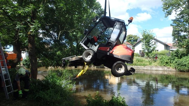 Hasii vytahovali jebem sekac traktor z rybnku ve Dvoe Krlov nad Labem (2.7.2018).