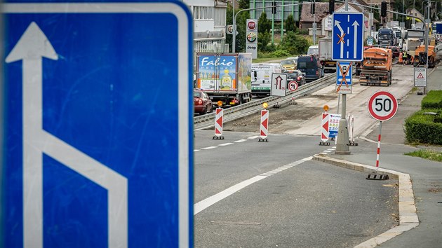 Frzovn vozovky v Koutnkov ulici v Hradci Krlov (9.7.2018).