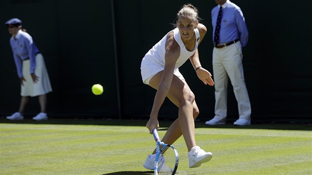 esk tenistka Karolna Plkov hraje bekhendem v prvnm kole Wimbledonu, v nm narazila na Britku Harriet Dartovou. Pemoitelku sv sestry na nedvnm turnaji v Eastbourne.