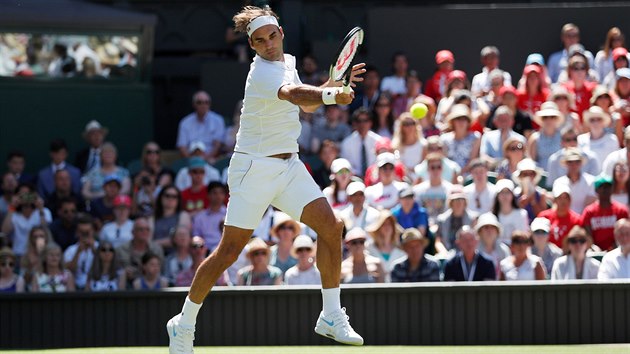 Forhend Rogera Federera v akci. Takhle zahrl fenomenln vcar jeden z m v prvnm kole Wimbledonu.