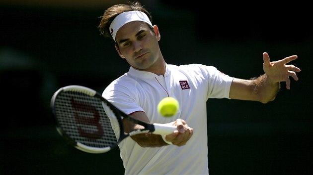 výcarský tenista Roger Federer zahrává forhendem v prvním kole Wimbledonu, v...
