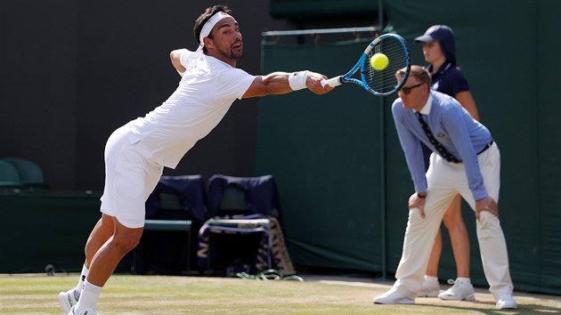 Italsk tenista Fabio Fognini returnuje v duelu 3. kola Wimbledonu.