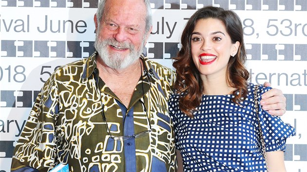 Reisr Terry Gilliam a hereka Joana Ribeiro pijeli do Karlovch Var pedstavit snmek Mu, kter zabil Dona Quijota. (4. ervence 2018)