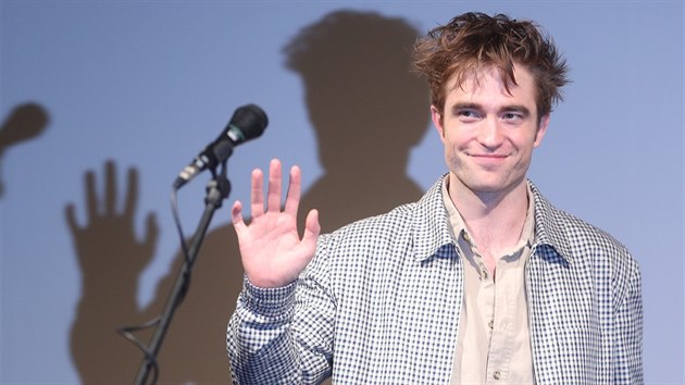 Robert Pattinson nastoupil na pdium karlovarskho divadla s hodn lernm rozcuchem (7. ervence 2018).