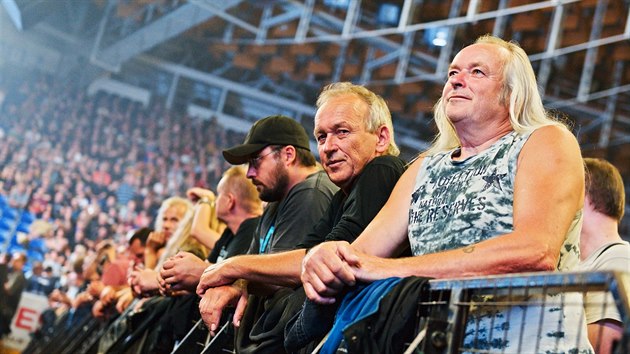 Vyprodan DRFG Arena bn znamen 7 700 divk na zpasech hokejist Komety, v pondl se vak do brnnsk haly vmstnalo o nkolik tisc lid vc. Dorazili na koncert rockovch vetern z britsk kapely Deep Purple.