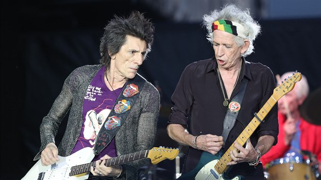 Ronnie Wood a Keith Richards na koncertu Rolling Stones v praskch Letanech (4. ervence 2018)