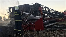 Hasiči zasahovali u požáru kombajnu na Kolínsku (30. 6. 2018). Hasiči zasahovali u požáru kombajnu na Kolínsku (30. 6. 2018).