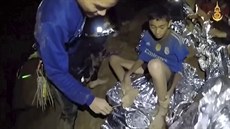 Lékai oetují chlapce uvznné v jeskyni na severu Thajska (4. ervence 2018)