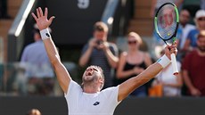 JSEM TAM. Jií Veselý oslavuje postup do osmifinále Wimbledonu.