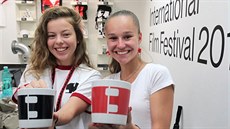 Mezi suvenýry je opět největší zájem o hrnečky s festivalovým logem. Mezi suvenýry je opět největší zájem o hrnečky s festivalovým logem.