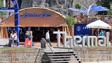 Potíže postihly lidi u několika stánků, je mezi nimi i Becher Bar u hotelu... Potíže postihly lidi u několika stánků, je mezi nimi i Becher Bar u hotelu...
