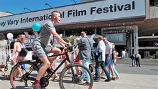 Nejlépe se návštěvníci filmového festivalu pohybují po Karlových Varech na kole. Nejlépe se návštěvníci filmového festivalu pohybují po Karlových Varech na kole.