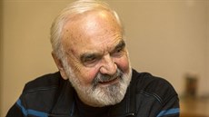 Zdeněk Svěrák byl nejen spoluautorem scénáře, ale zahrál si i otce Lavičku. Zdeněk Svěrák byl nejen spoluautorem scénáře, ale zahrál si i otce Lavičku.