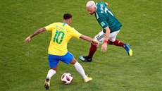 Brazilský míový kouzelník Neymar se snaí obejit Miguela Layúna z Mexika.