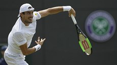 Argentinský tenista Guido Pella podává v utkání s Marinem Čiličem z Chorvatska. Argentinský tenista Guido Pella podává v utkání s Marinem Čiličem z Chorvatska.