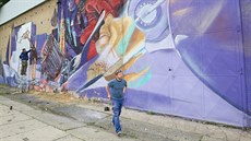 Malba s názvem Sen českého vynálezce ozdobila oprýskanou stěnu u krajského... Malba s názvem Sen českého vynálezce ozdobila oprýskanou stěnu u krajského...