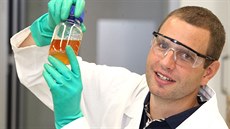 Chemik Jiří Hájek vyvíjí pro společnost Unipetrol biopaliva, která by do... Chemik Jiří Hájek vyvíjí pro společnost Unipetrol biopaliva, která by do...