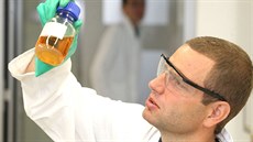 Chemik Jiří Hájek vyvíjí pro společnost Unipetrol biopaliva, která by do... Chemik Jiří Hájek vyvíjí pro společnost Unipetrol biopaliva, která by do...