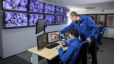 Velín bezpečnostní agentury M2C, ze kterého se centrálně sleduje dění v... Velín bezpečnostní agentury M2C, ze kterého se centrálně sleduje dění v...