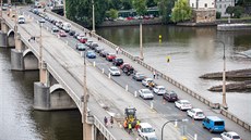 Kvli oprav Jiráskova mostu kolabuje doprava v praských ulicích. (9. ervence...
