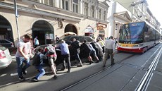 Auto blokovalo tramvaje v Lidické ulici na pražském Smíchově (9. července 2018). Auto blokovalo tramvaje v Lidické ulici na pražském Smíchově (9. července 2018).