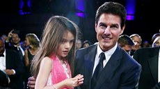 Tom Cruise a jeho nejmladí dcera Suri v roce 2012. Tom adoptoval s Nicole...