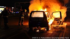 Před budovou pražského hlavního nádraží hořelo auto (5. července 2017). Před budovou pražského hlavního nádraží hořelo auto (5. července 2017).