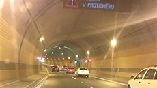 Před Strahovským tunelem ve směru do centra havarovala motorka (6. července... Před Strahovským tunelem ve směru do centra havarovala motorka (6. července...