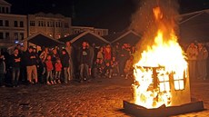 Pelhřimovští si provizorní spalovnu sami několikrát postavili na náměstí. Byla... Pelhřimovští si provizorní spalovnu sami několikrát postavili na náměstí. Byla...