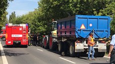 Auto skončilo pod koly traktoru. Řidič nepřežil. (4.7.2018) Auto skončilo pod koly traktoru. Řidič nepřežil. (4.7.2018)