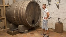 Sud, který měli baroni Petřvaldi na Buchlově na víno, je úctyhodných rozměrů –... Sud, který měli baroni Petřvaldi na Buchlově na víno, je úctyhodných rozměrů –...