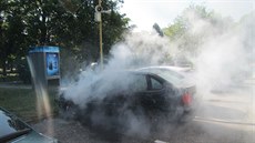 Požár auta zaparkovaného u obchodu v Otrokovicích. Požár auta zaparkovaného u obchodu v Otrokovicích.