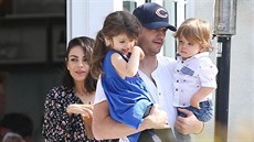 Ashton Kutcher a Mila Kunisová s dtmi, dcerou Wyatt a synem Dimitrim (5....