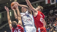 Český křídelník Blake Schilb (v bílém) se tlačí ke koši Bulharska, vlevo... Český křídelník Blake Schilb (v bílém) se tlačí ke koši Bulharska, vlevo...