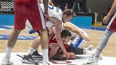 Český pivot Ondřej Balvín (v bílém) bojuje o míč v duelu s Bulharskem. Český pivot Ondřej Balvín (v bílém) bojuje o míč v duelu s Bulharskem.