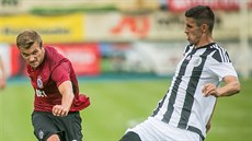 Zinedin Mustedanagič (červená) ze Sparty střílí kolem českobudějovického Petar... Zinedin Mustedanagič (červená) ze Sparty střílí kolem českobudějovického Petar...