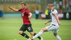 Zinedin Mustedanagič (červená) ze Sparty faulovaný českobudějovickým Jiřím... Zinedin Mustedanagič (červená) ze Sparty faulovaný českobudějovickým Jiřím...