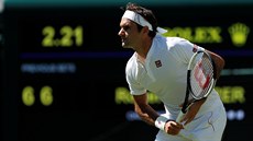 výcarský tenista Roger Federer se soustedí na hru bhem 1. kola Wimbledonu....