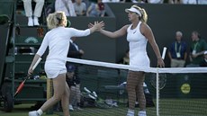 eská tenistka Kateina Siniaková (vlevo) pijímá gratulace k vítzství od...