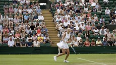 Češka Lucie Šafářová sleduje ve druhém kole Wimbledonu míček. Češka Lucie Šafářová sleduje ve druhém kole Wimbledonu míček.