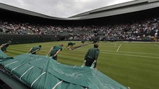 Honem zakrýt kurt. Na jeden z dvorců v All England Clubu se pokládá plachta. Má... Honem zakrýt kurt. Na jeden z dvorců v All England Clubu se pokládá plachta. Má...