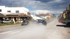 Po každém projetí auta zahalí Nádražní ulici v Turnově oblaka prachu. Oprava... Po každém projetí auta zahalí Nádražní ulici v Turnově oblaka prachu. Oprava...