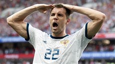 Ruský útočník Arťom Dzjuba slaví gól z penalty v osmifinále mistrovství světa... Ruský útočník Arťom Dzjuba slaví gól z penalty v osmifinále mistrovství světa...