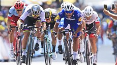 SPURT. Kolumbijský cyklista Fernando Gaviria (vpravo) dojíždí do cíle úvodní... SPURT. Kolumbijský cyklista Fernando Gaviria (vpravo) dojíždí do cíle úvodní...