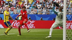 Anglický záložník Dele Alli (v červeném) skóruje do švédské sítě. Anglický záložník Dele Alli (v červeném) skóruje do švédské sítě.