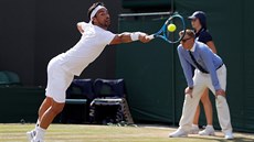 Italský tenista Fabio Fognini returnuje v duelu 3. kola Wimbledonu.