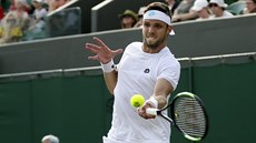 Český tenista Jiří Veselý se soustředí na return ve 3. kole Wimbledonu. Český tenista Jiří Veselý se soustředí na return ve 3. kole Wimbledonu.